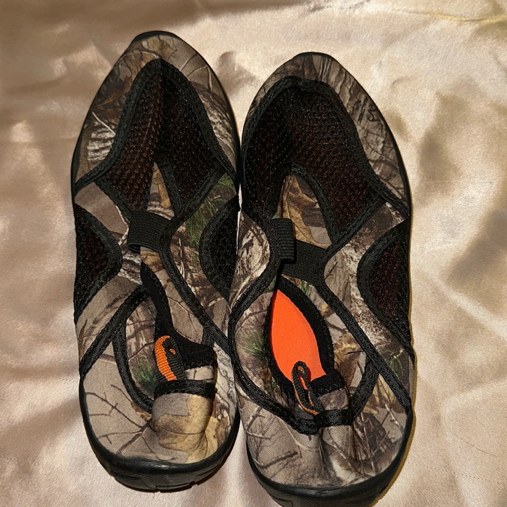 EUC Realtree Camo Boys Water Shoes Size 3